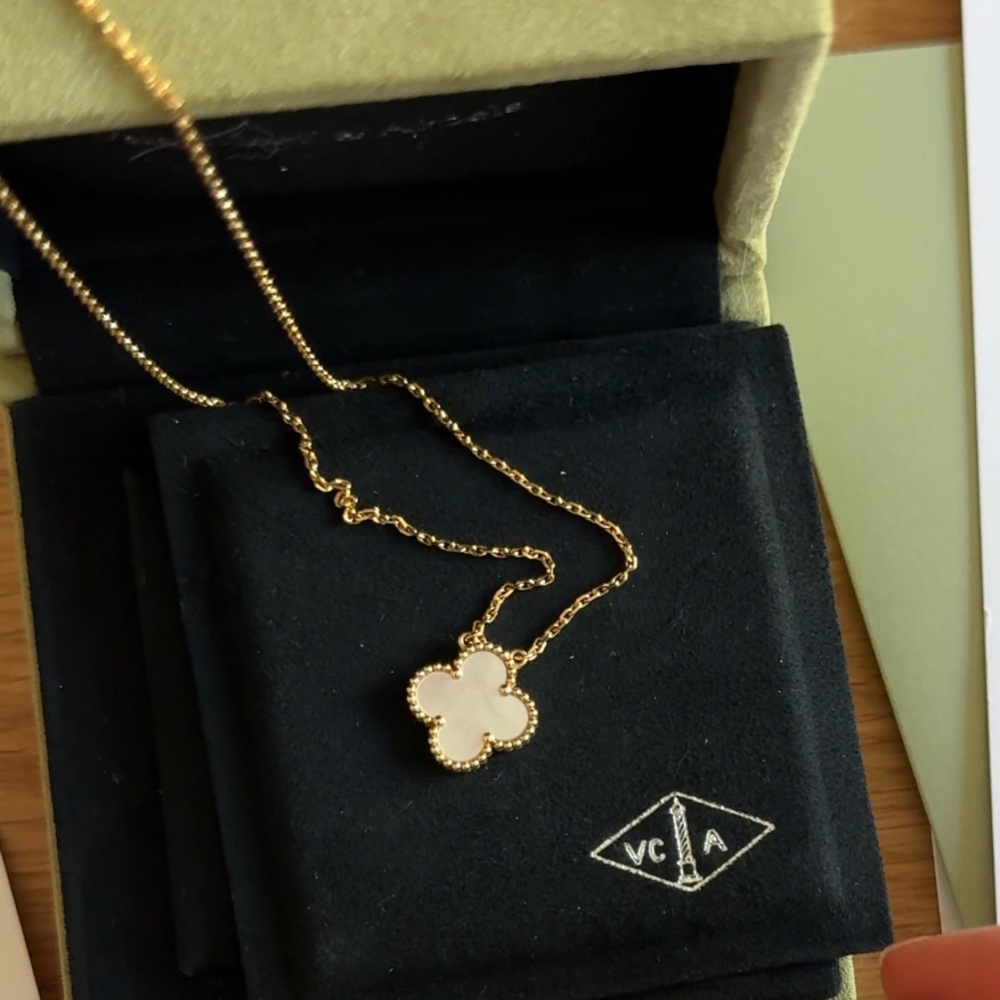 Vintage Alhambra pendant 18K yellow gold, Mother-of-pearl